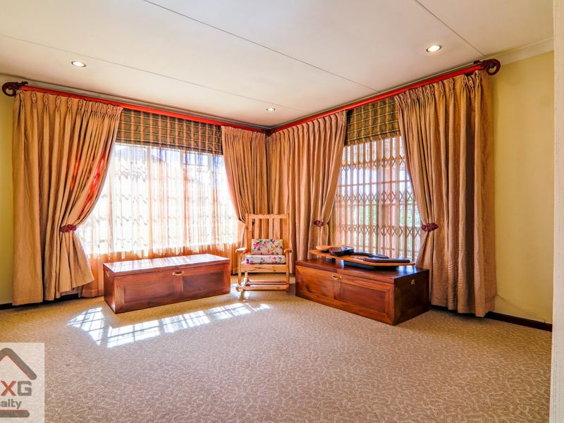 Simplex with  Garden in Popular Zwartkop Complex - 187m2 - Photo 7