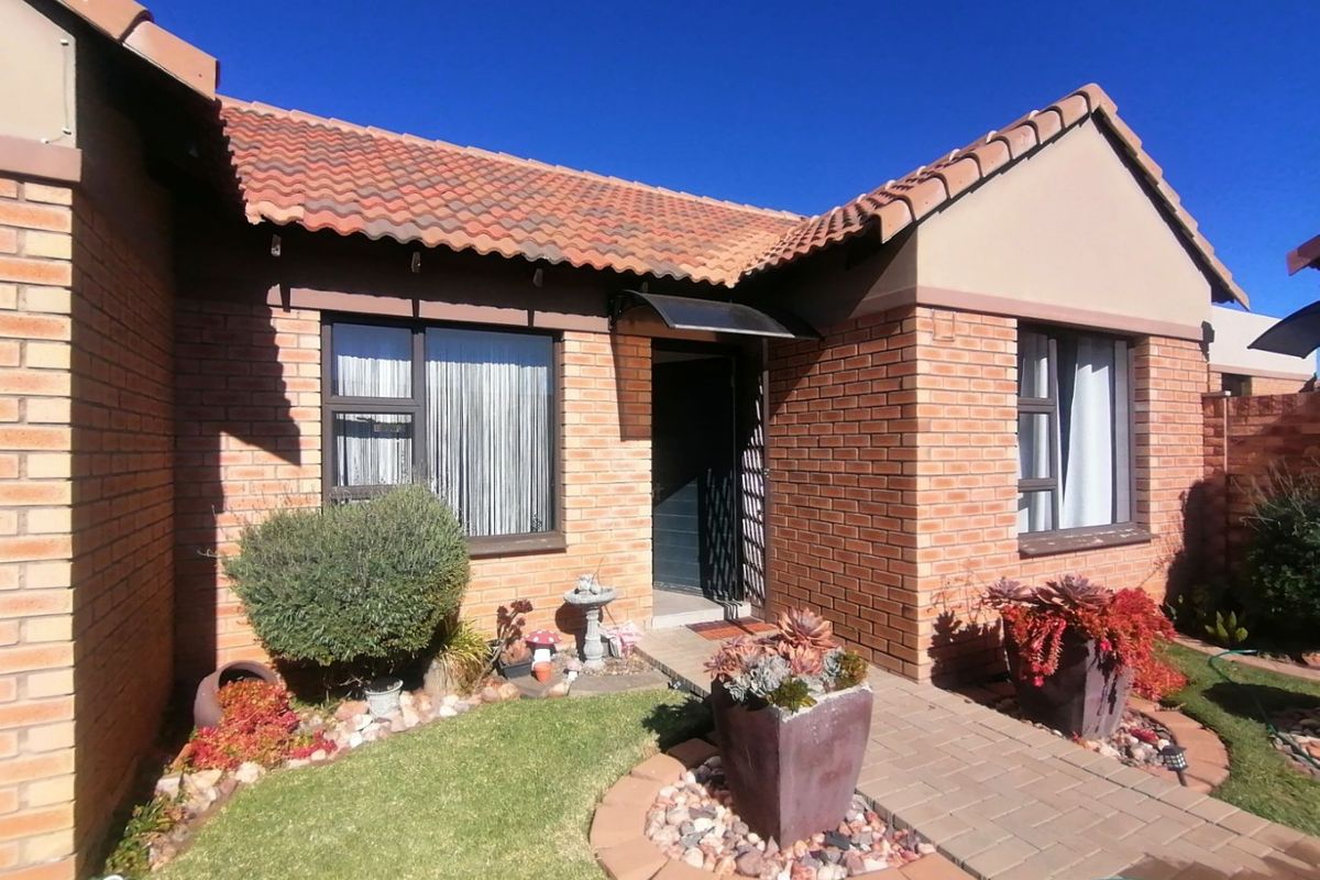 Beautiful, lock up and Go Unit for sale in Douglas Valley, Bloemfontein - Photo 2