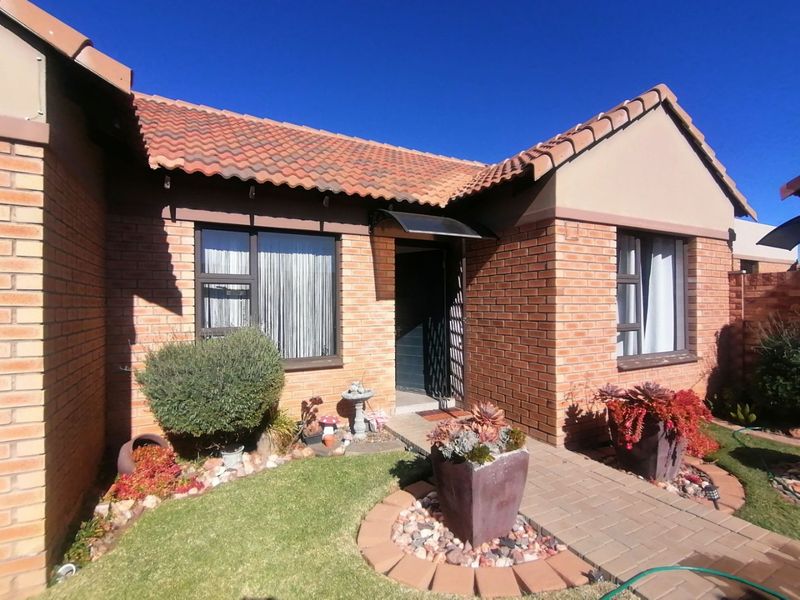 Beautiful, lock up and Go Unit for sale in Douglas Valley, Bloemfontein - Photo 2