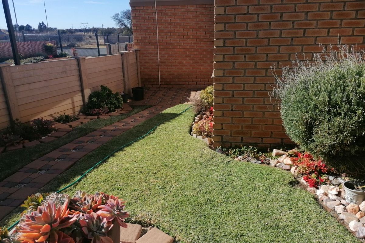 Beautiful, lock up and Go Unit for sale in Douglas Valley, Bloemfontein - Photo 3