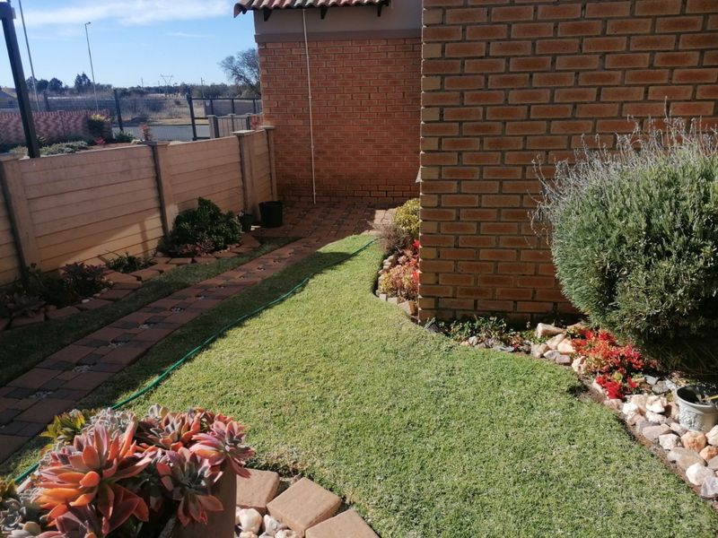 Beautiful, lock up and Go Unit for sale in Douglas Valley, Bloemfontein - Photo 3