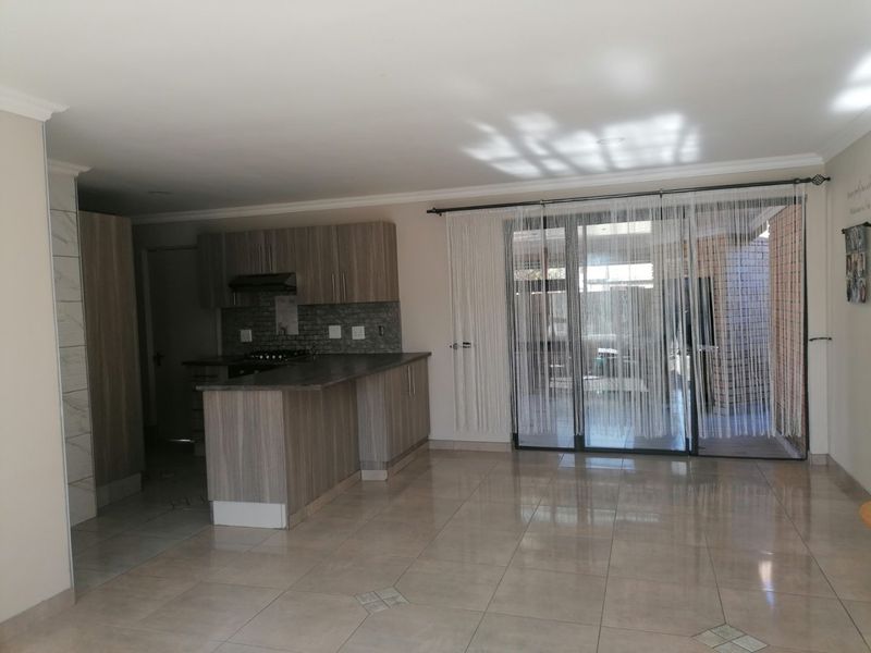 Beautiful, lock up and Go Unit for sale in Douglas Valley, Bloemfontein - Photo 9