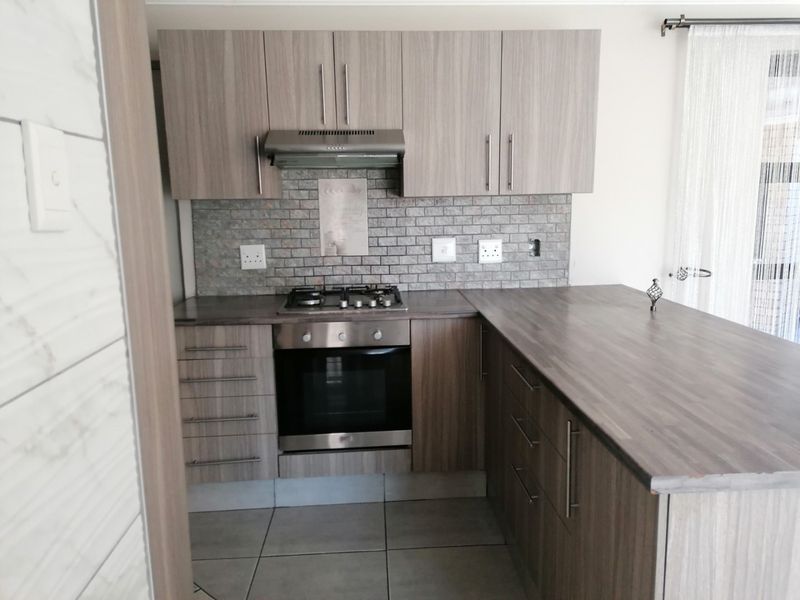 Beautiful, lock up and Go Unit for sale in Douglas Valley, Bloemfontein - Photo 7