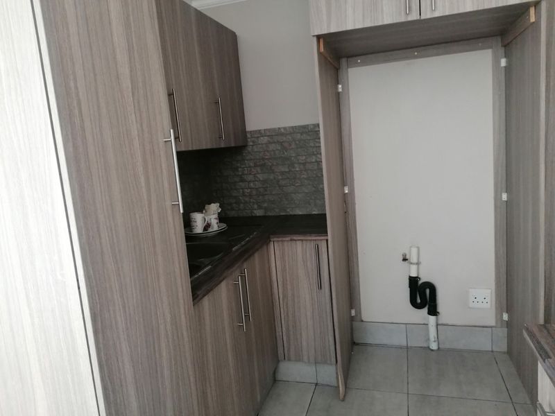 Beautiful, lock up and Go Unit for sale in Douglas Valley, Bloemfontein - Photo 6