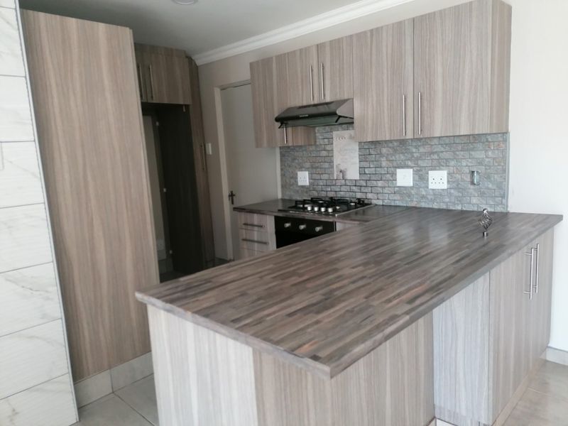 Beautiful, lock up and Go Unit for sale in Douglas Valley, Bloemfontein - Photo 8
