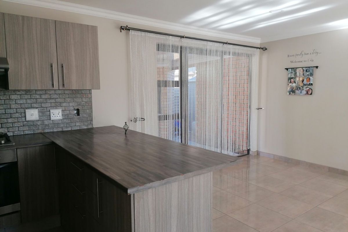 Beautiful, lock up and Go Unit for sale in Douglas Valley, Bloemfontein - Photo 5