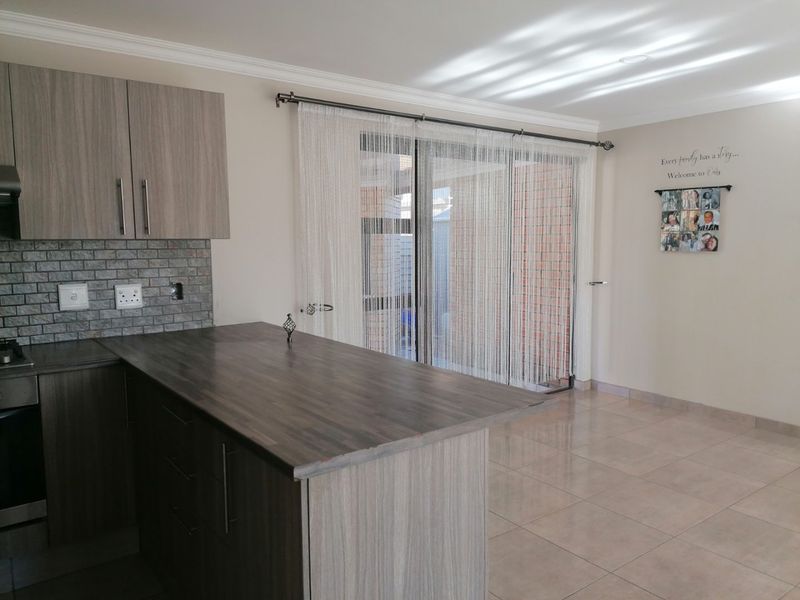 Beautiful, lock up and Go Unit for sale in Douglas Valley, Bloemfontein - Photo 5
