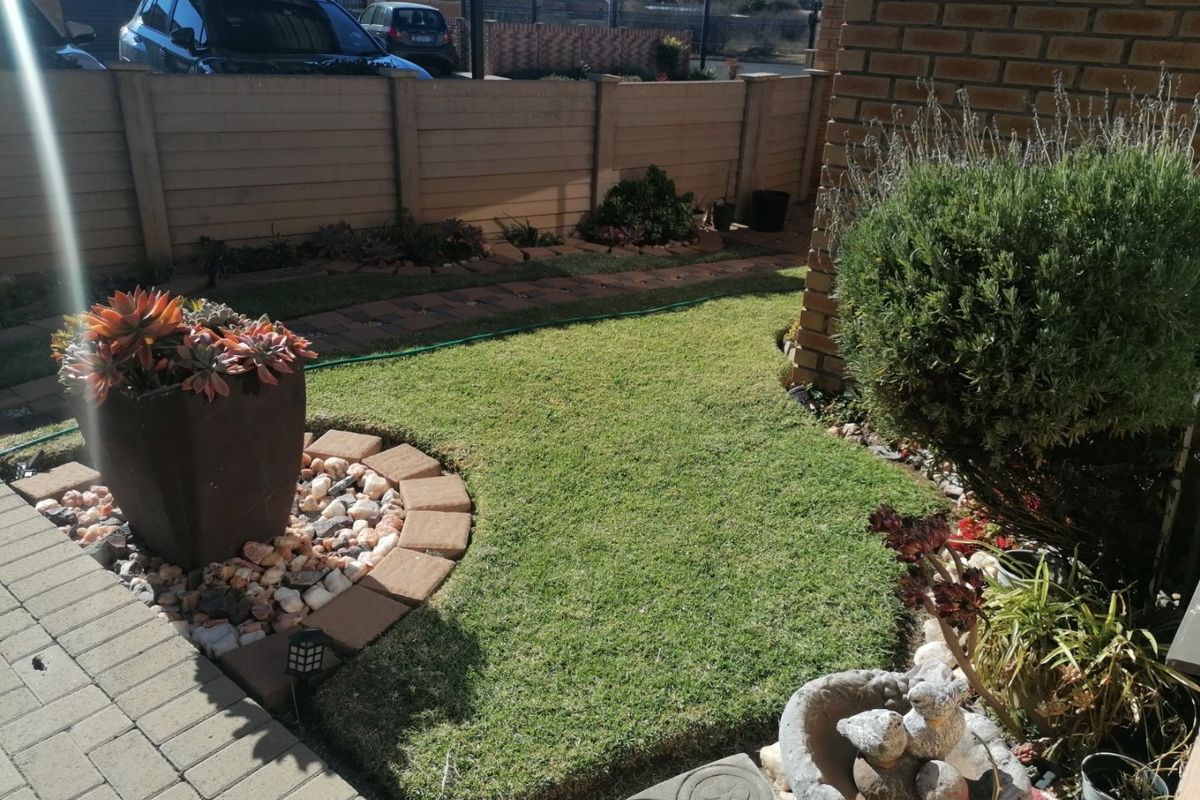 Beautiful, lock up and Go Unit for sale in Douglas Valley, Bloemfontein - Photo 4