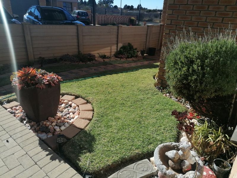 Beautiful, lock up and Go Unit for sale in Douglas Valley, Bloemfontein - Photo 4