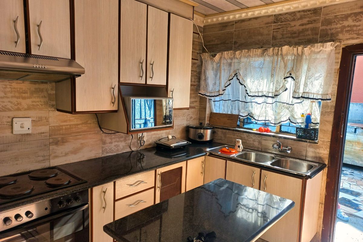 Spacious 4-Bed Family Home in Actonville Ext 2, Boksburg - Photo 4