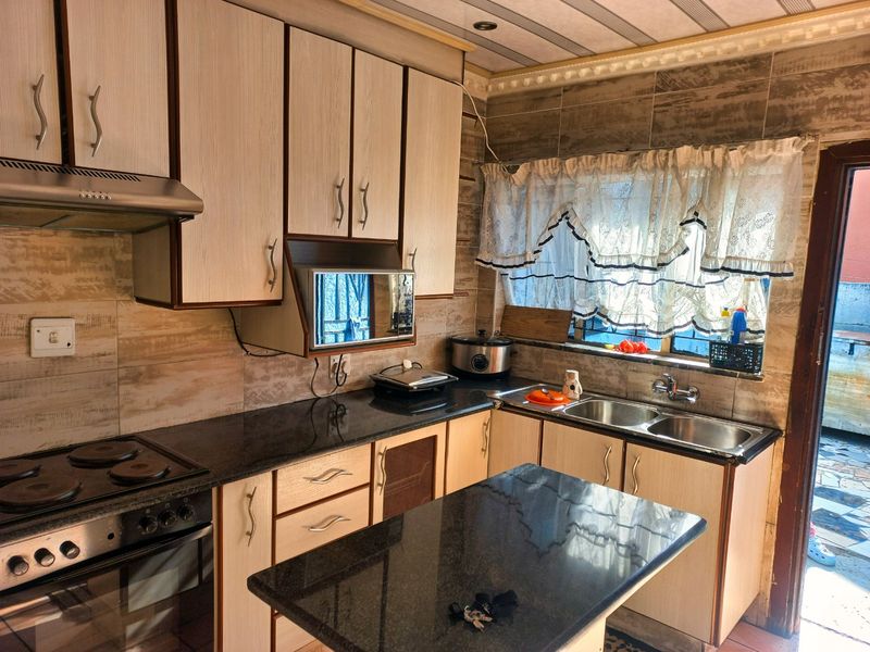 Spacious 4-Bed Family Home in Actonville Ext 2, Boksburg - Photo 4