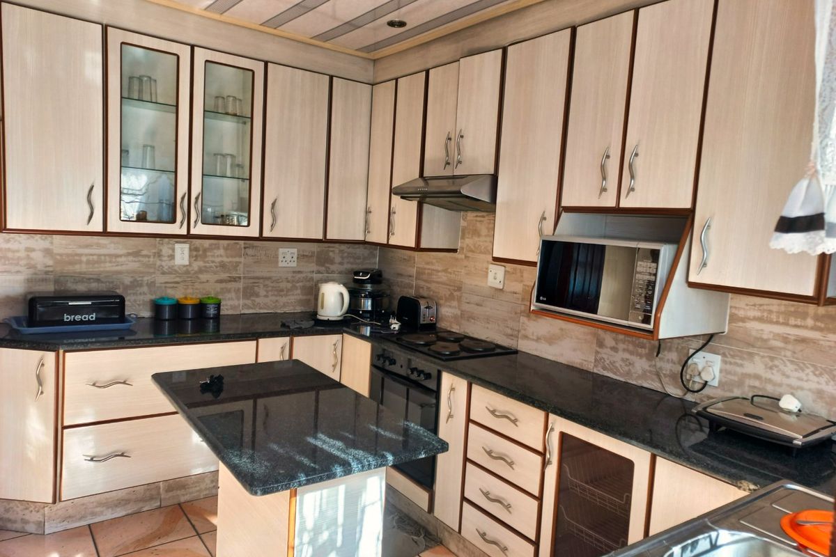 Spacious 4-Bed Family Home in Actonville Ext 2, Boksburg - Photo 3