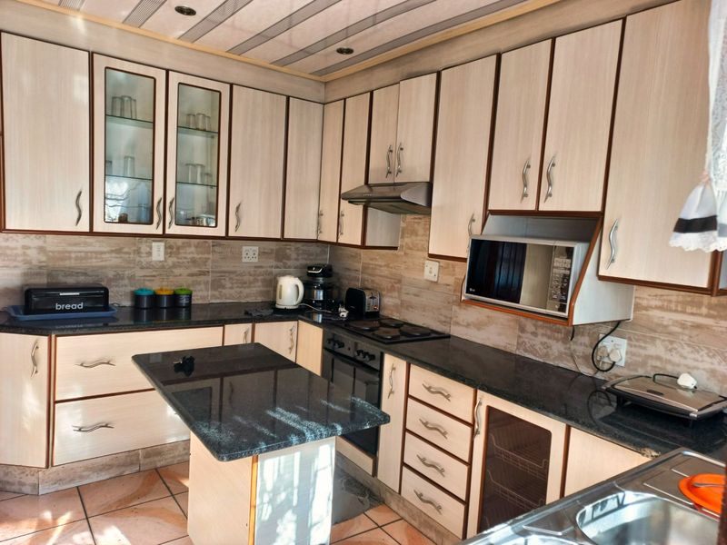 Spacious 4-Bed Family Home in Actonville Ext 2, Boksburg - Photo 3