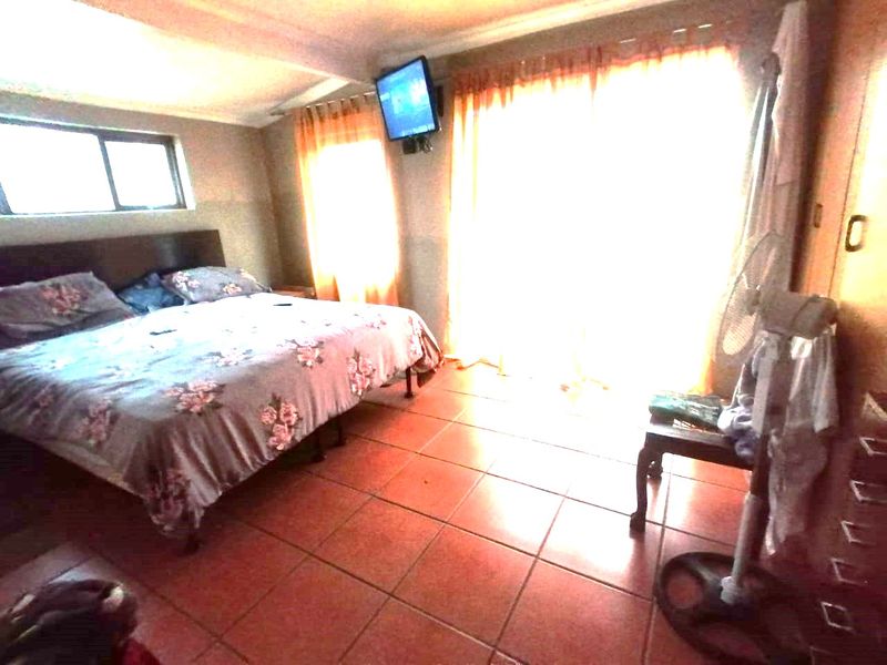 5 Bedroom Home with huge potential, come add your own finishes to this blank Canvas - Photo 8