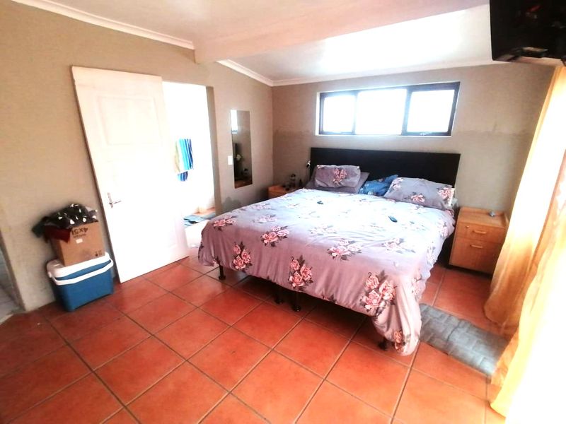 5 Bedroom Home with huge potential, come add your own finishes to this blank Canvas - Photo 7