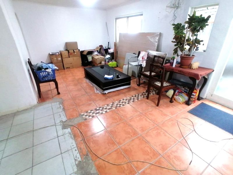 5 Bedroom Home with huge potential, come add your own finishes to this blank Canvas - Photo 5