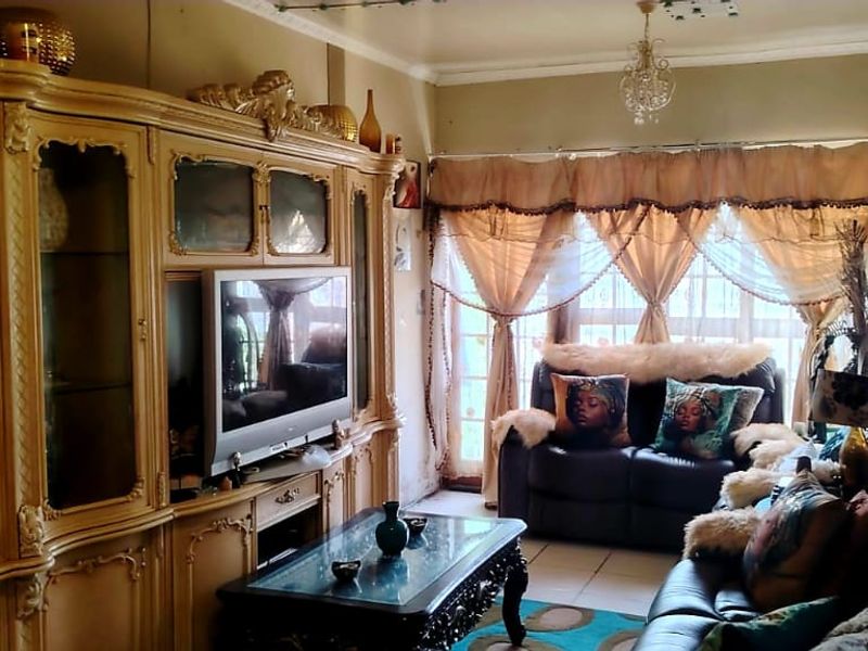 4-Bedroom Double-Storey Home for Sale – Amalinda Area - Photo 9