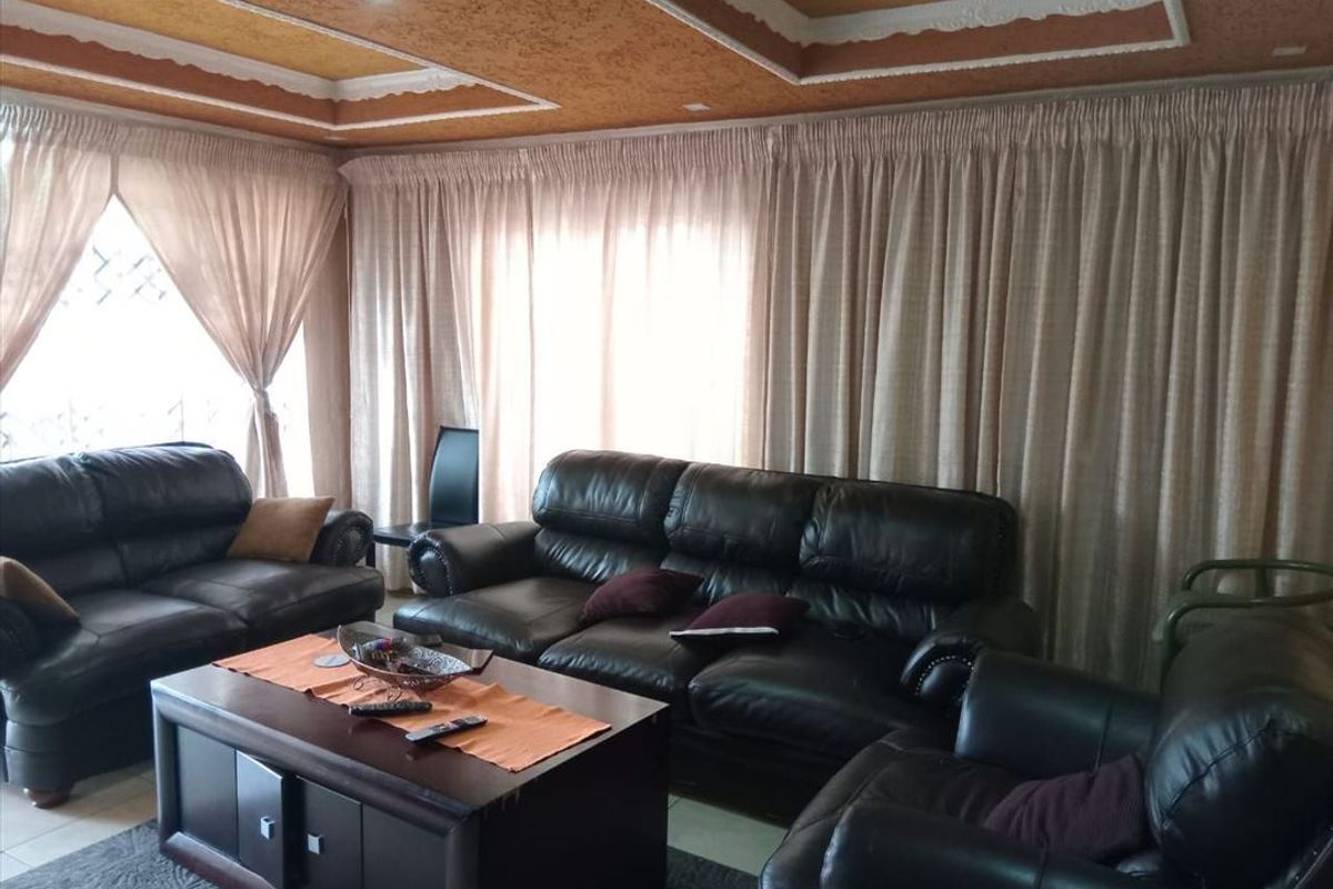 Comfortable Three-Bedroom Home with Double Garage - Photo 2