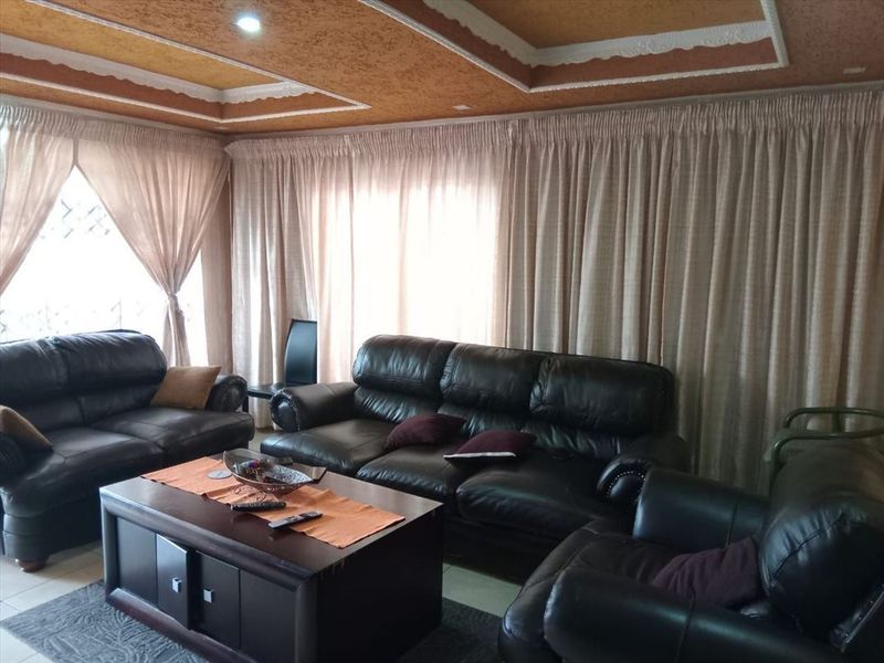 Comfortable Three-Bedroom Home with Double Garage - Photo 2