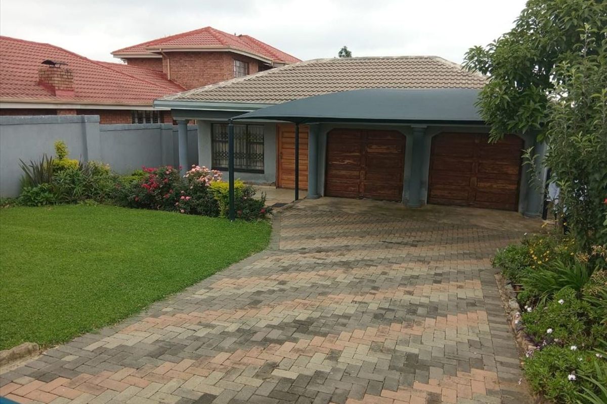 Comfortable Three-Bedroom Home with Double Garage - Photo 3