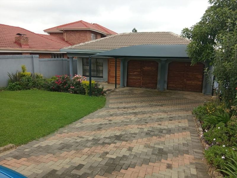 Comfortable Three-Bedroom Home with Double Garage - Photo 3