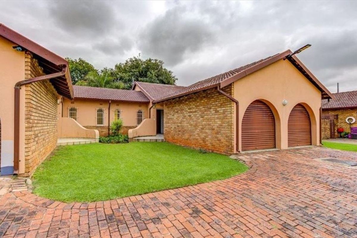 Charming Family Home with Exceptional Features - Photo 3