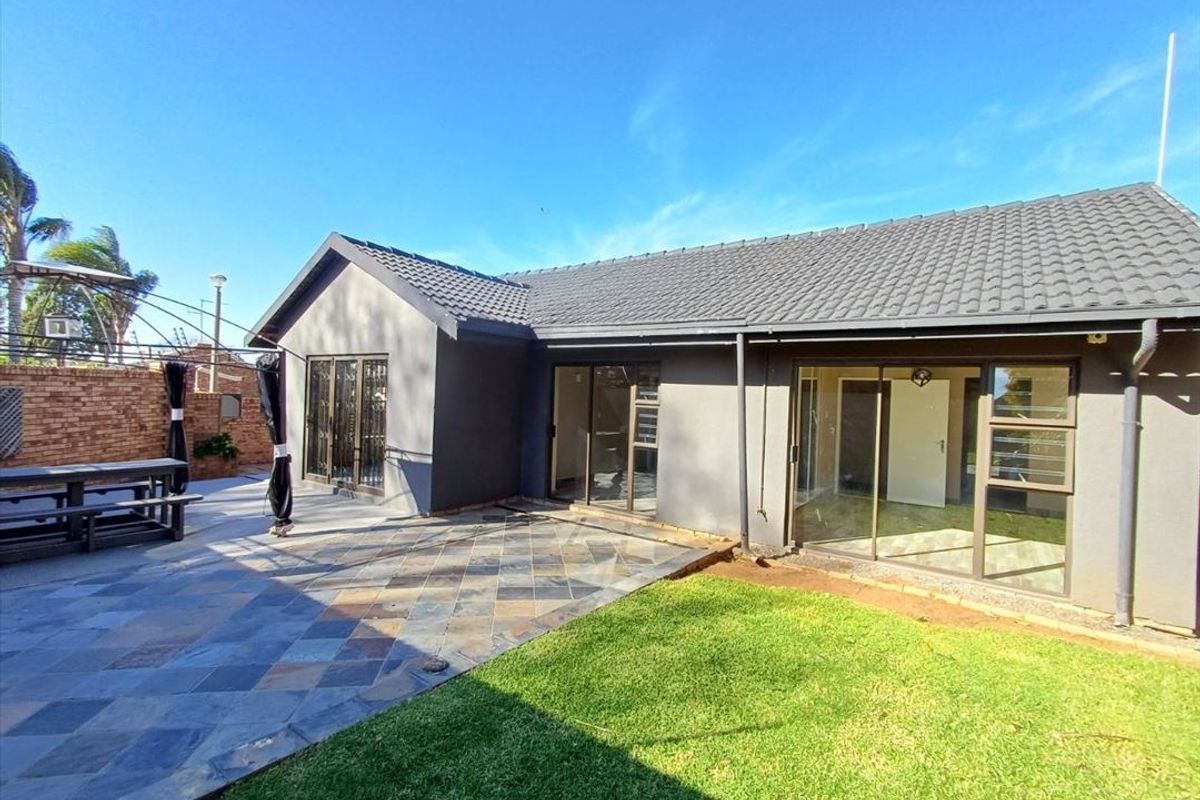 Modern Comfort and Space in a Quiet Neighborhood - Photo 3