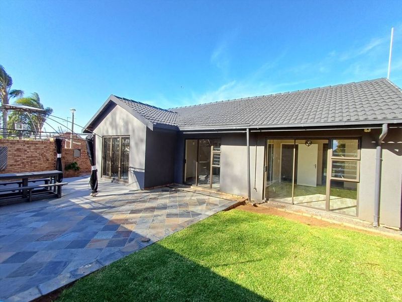 Modern Comfort and Space in a Quiet Neighborhood - Photo 3