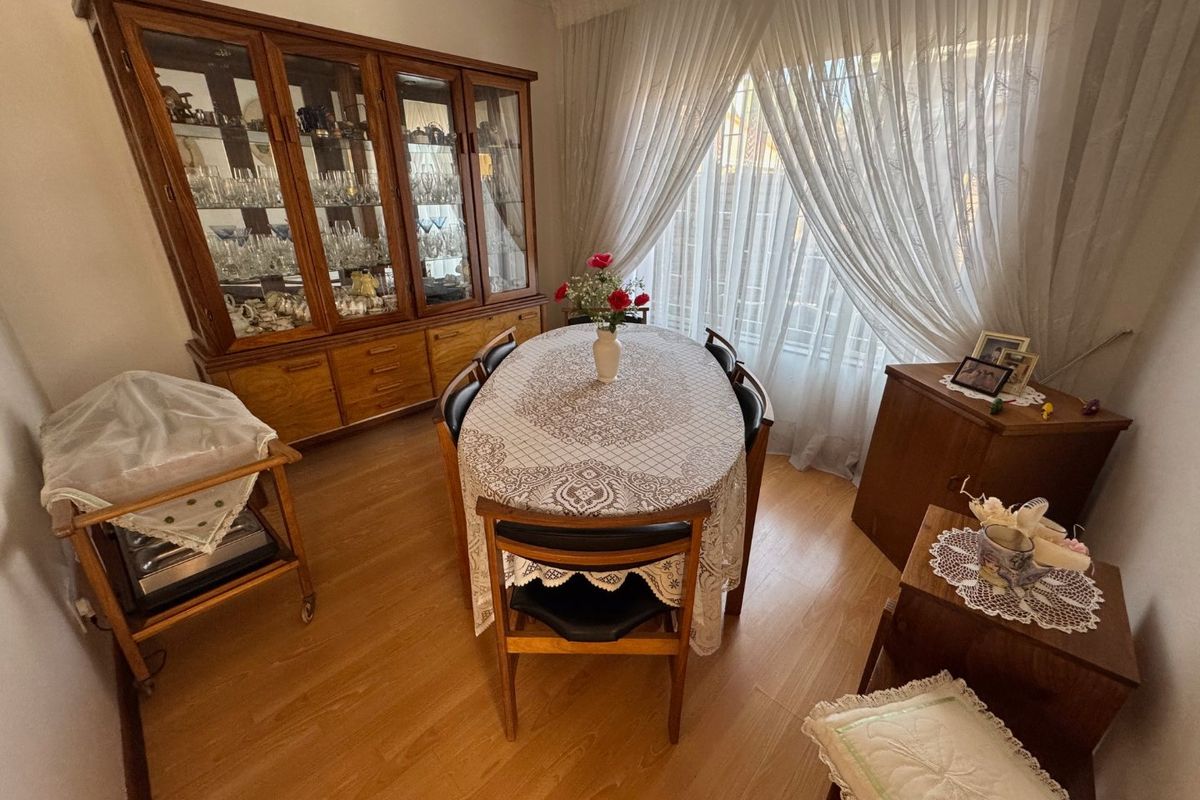 Spacious Family Home with Versatile Living Areas - Photo 4