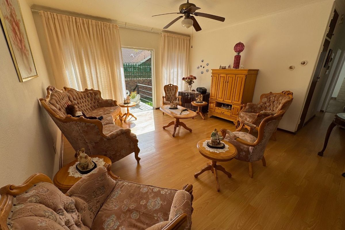 Spacious Family Home with Versatile Living Areas - Photo 3