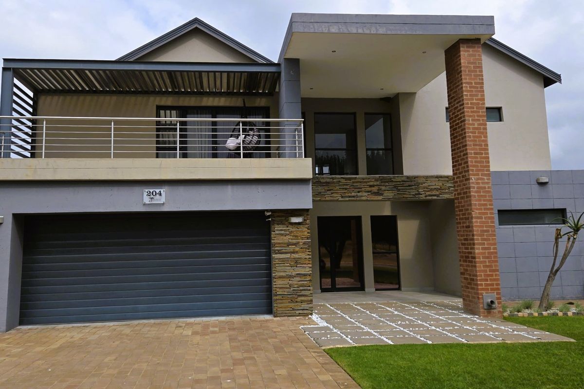 Luxury Living - Spacious Family Home with Modern Finishes and Outdoor Retreat - Photo 2
