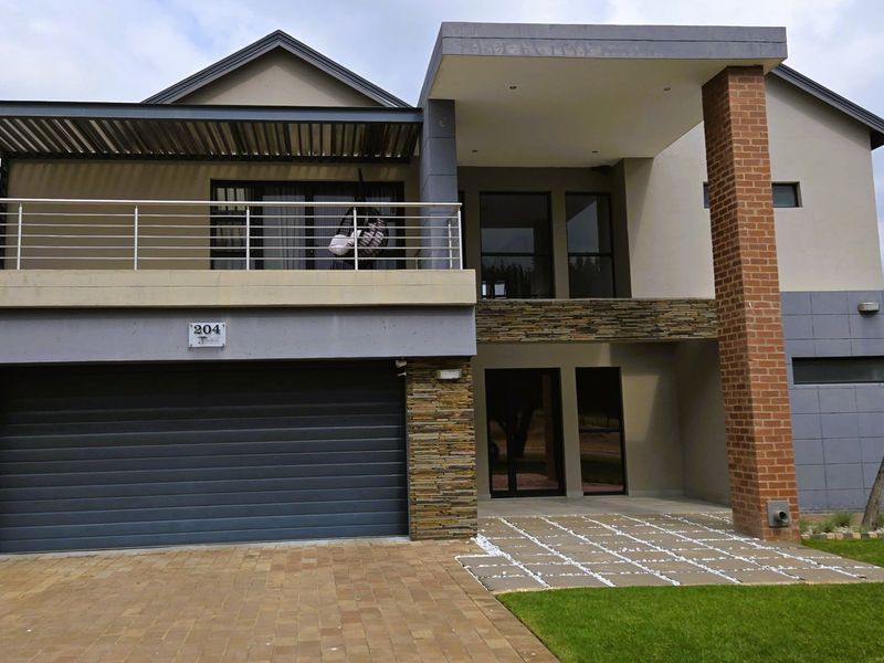 Luxury Living - Spacious Family Home with Modern Finishes and Outdoor Retreat - Photo 2