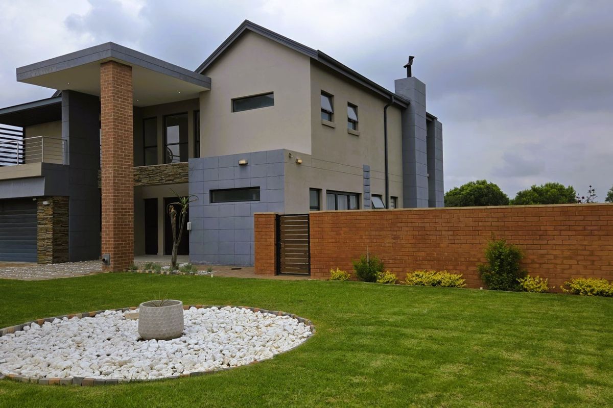 Luxury Living - Spacious Family Home with Modern Finishes and Outdoor Retreat - Photo 3