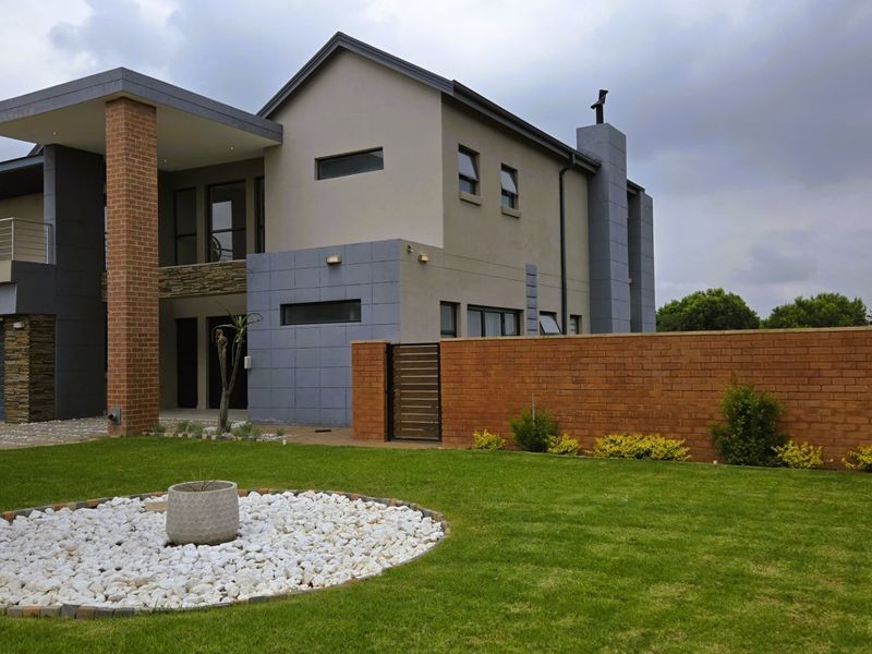 Luxury Living - Spacious Family Home with Modern Finishes and Outdoor Retreat - Photo 3