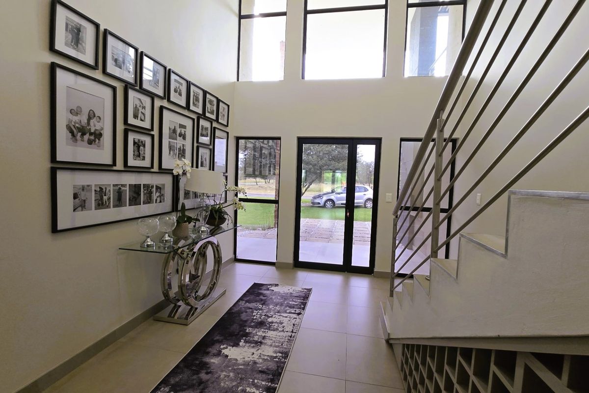 Luxury Living - Spacious Family Home with Modern Finishes and Outdoor Retreat - Photo 5