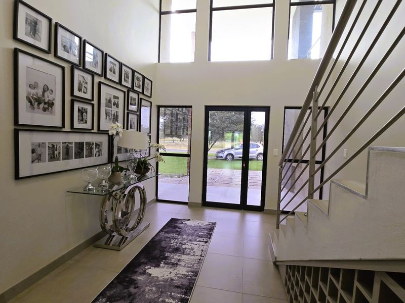 Luxury Living - Spacious Family Home with Modern Finishes and Outdoor Retreat - Photo 5