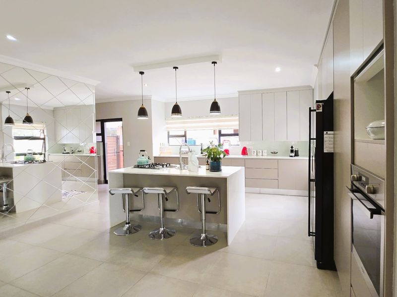 Luxury Living - Spacious Family Home with Modern Finishes and Outdoor Retreat - Photo 10