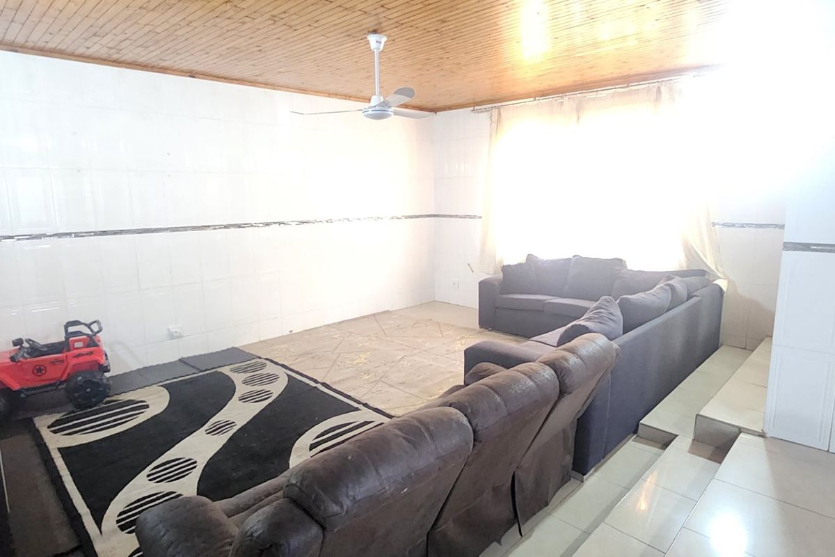 Spacious Family Home with Luxury Features - Photo 4