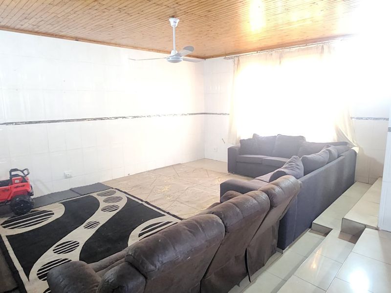 Spacious Family Home with Luxury Features - Photo 4