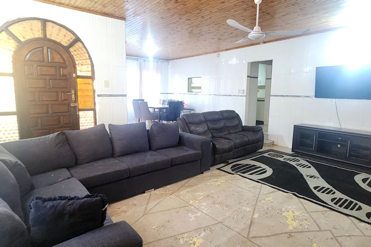 Spacious Family Home with Luxury Features - Photo 5