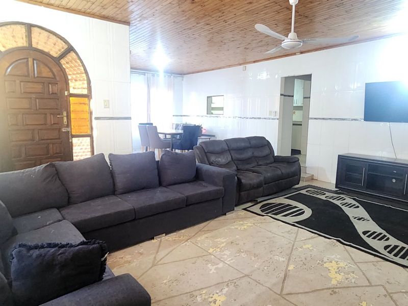 Spacious Family Home with Luxury Features - Photo 5