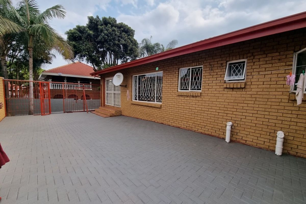 Spacious Family Home with Luxury Features - Photo 2