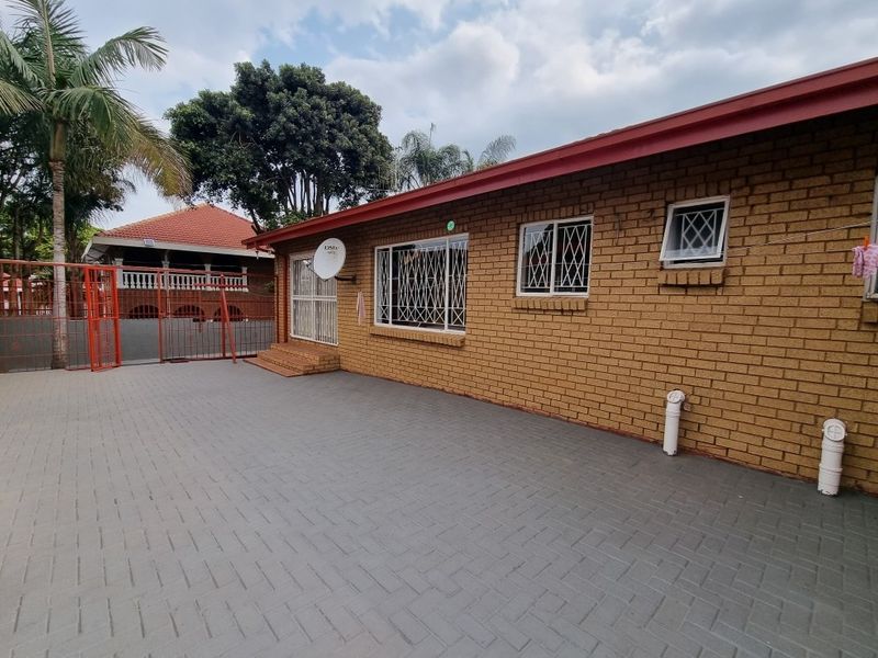 Spacious Family Home with Luxury Features - Photo 2