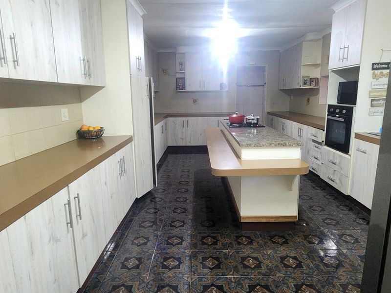 Spacious Family Home with Luxury Features - Photo 10