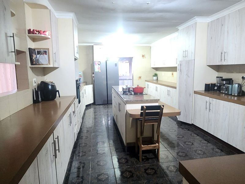 Spacious Family Home with Luxury Features - Photo 8