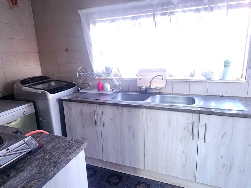 Spacious Family Home with Luxury Features - Photo 9