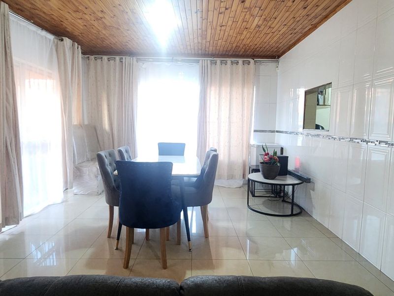 Spacious Family Home with Luxury Features - Photo 6