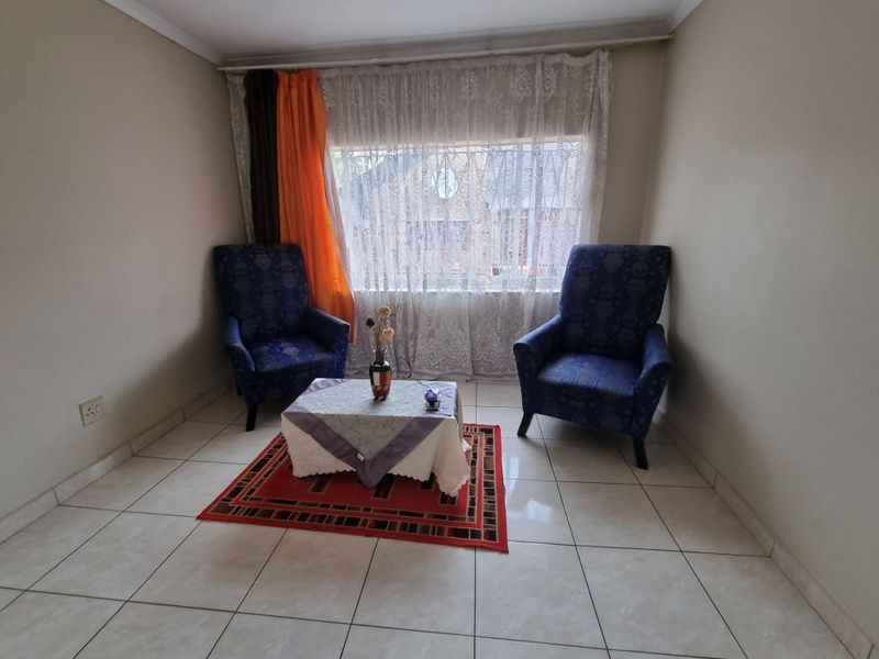 Spacious Family Home with Luxury Features - Photo 7