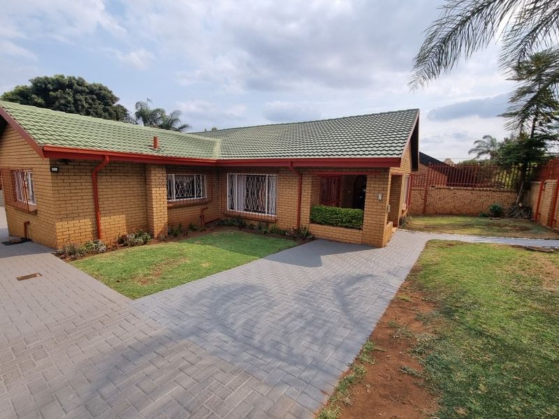 Spacious Family Home with Luxury Features - Photo 3