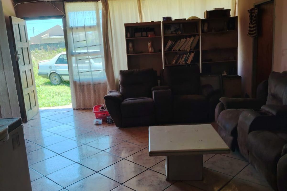 Prime Investment Opportunity in Amalinda House for Sale - Photo 2